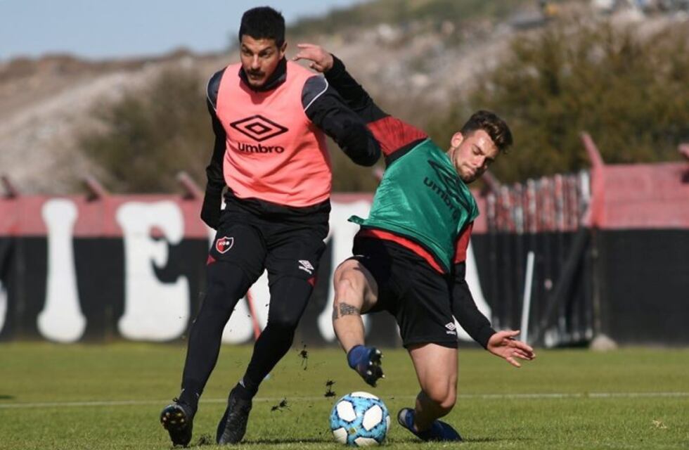 Rodrigo Salinas sufrió una lesión en Newell's y no jugará el clásico rosarino