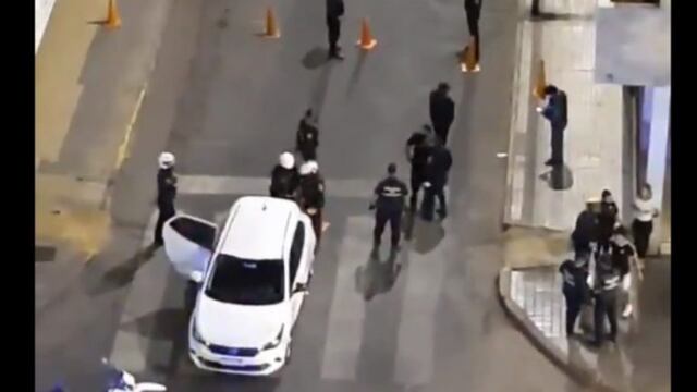 El auto donde iba Blas Correas rodeado de policías\u002E