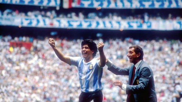 Carlos Bilardo fue DT de Maradona durante 1986 y 1990. También estuvieron juntos en el Sevilla (web).