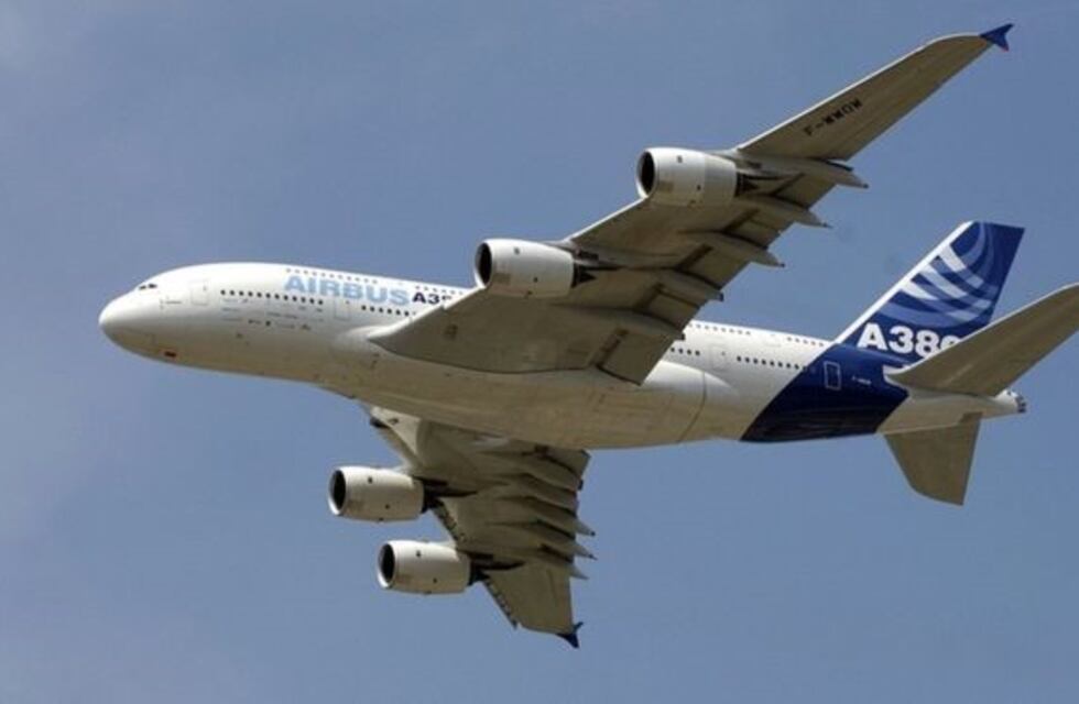 Un avión dibujó con su recorrido un enorme árbol navideño sobre Alemania