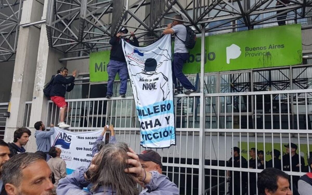 Trabajadores de Aastillero protestaron frente al ministerio