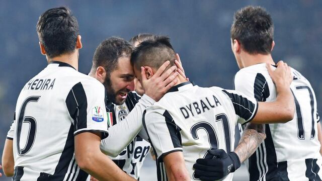 Juventus' Paulo Dybala (C) jubilates with his teammates after scoring on penalty the goal during the Italy Cup first leg semifinal soccer match Juventus FC vs SSC Napoli at Juventus Stadium in Turin, Italy, 28 February 2017. nANSA/ALESSANDRO DI MARCO