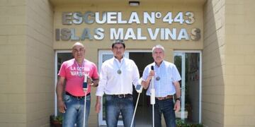 Marcelo, Ricardo y Julio en el ingreso de la escuela que está en la penitenciaria\u002E Foto: El Diario de la República\u002E