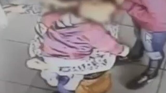 Mechera roba indumentaria de un local de Santa Fe con un bebu00e9 en los brazos