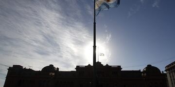 BUENOS AIRES 06/03/13, TRES DIAS DE DUELO NACIONAL Y BANDERA A MEDIA ASTA POR EL FALLECIMIENTO DEL PRESIDENTE DE VENEZUELA HUGO CHAVEZ, ESTA MAÑANA, EN PLAZA DE MAYO\u002EFOTO:DYN/LUCIANO THIEBERGER\u002E buenos aires  muerte presidente de venezuela tributo repercusion en el exterior muerte lider bolivariano bandera media asta duelo nacional