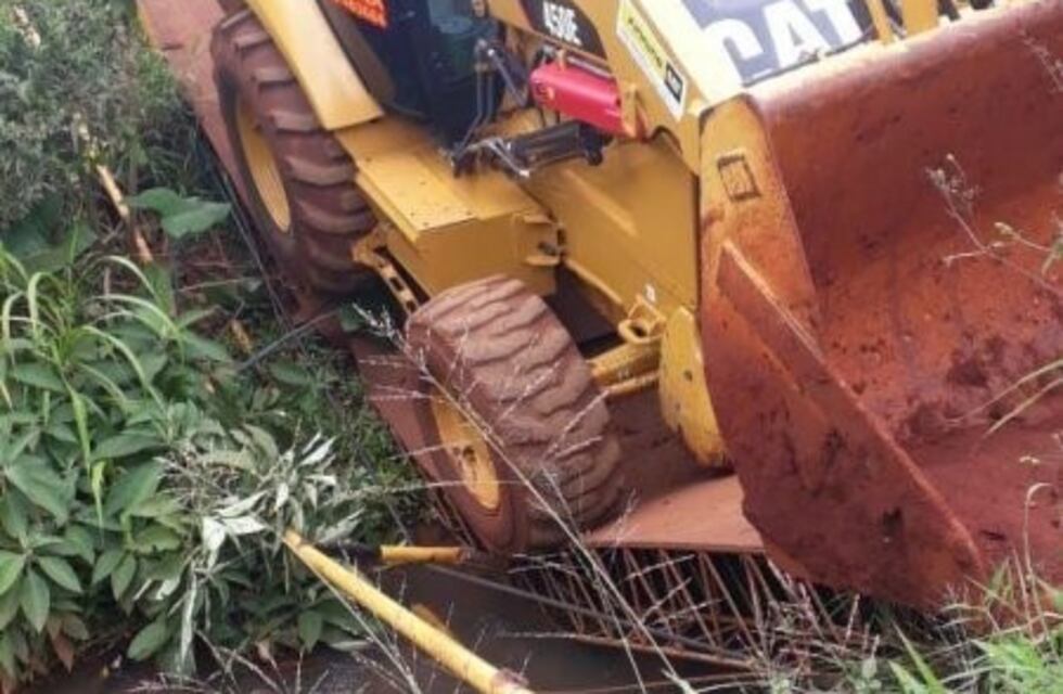Maquinista no respetó las indicaciones y con su motoniveladora rompió un puente