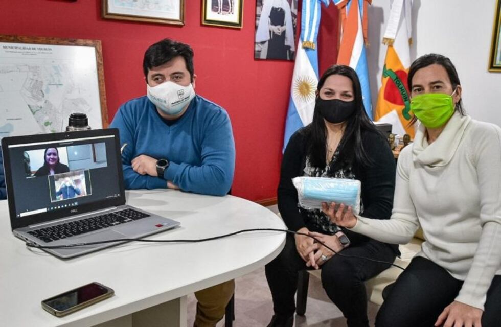 Tolhuin: la UNTDF donó al Municipio barbijos quirúrgicos