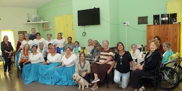 Ciudadanas ilustres de visita en el Hogar Juan XXIII Arroyito