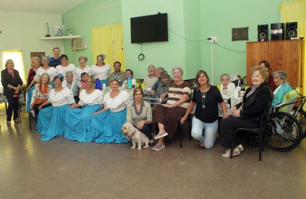 Ciudadanas ilustres de Arroyito visitaron el Hogar de Ancianos