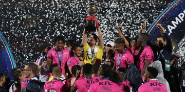 Jugadores de Independiente del Valle celebran con el trofeo tras ganar la Copa Sudamericana\u002E (EFE)
