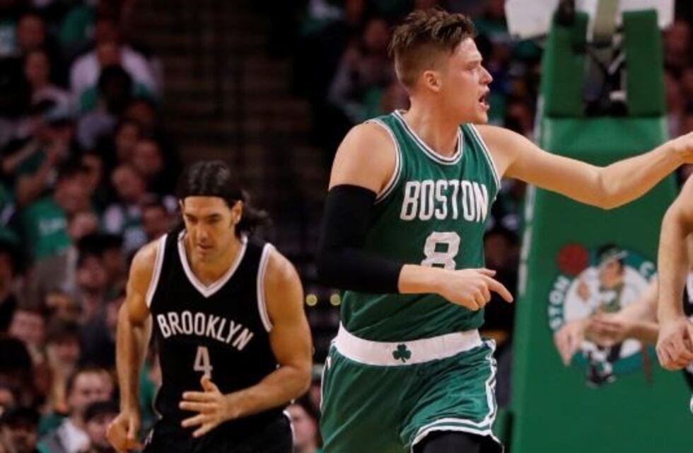 Luis Scola debutó en los Nets y aportó 8 puntos en la derrota ante los Celtics