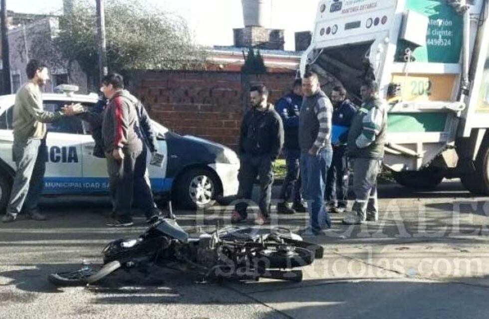 Un motociclista fue embestido por un colectivo cuando intentó sobrepasarlo en una curva