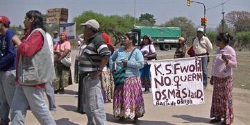 La comunidad marcha con un cartel que en idioma wichí significa ?no más droga?\u002E (Web)