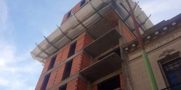 Una mujer quedó inconsciente luego de que un tirante se le cayera encima