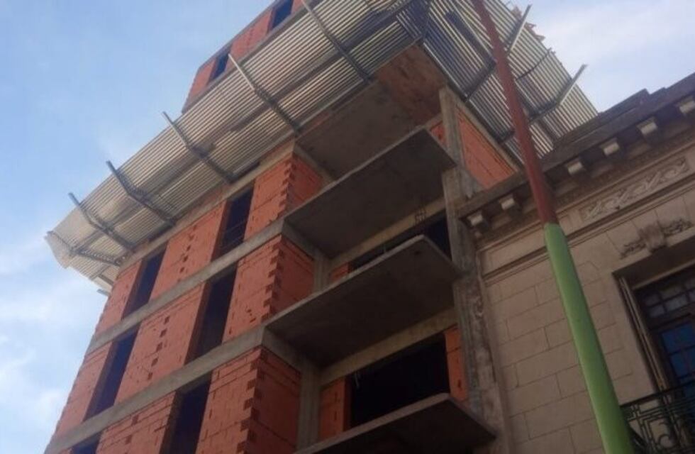 Clausuran preventivamente la obra donde a una transeúnte se le cayó encima un tirante