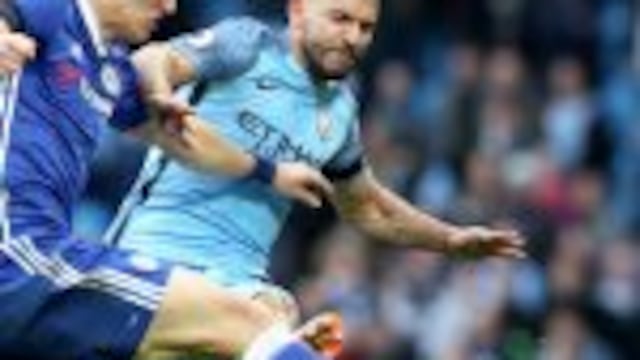 El delantero argentino Sergio Agu00fcero, del Manchester City, en el momento en el que realizu00f3 una violenta entrada sobre el futbolista del Chelsea David Luiz. La Federaciu00f3n Inglesa de Fu00fatbol (FA) anunciu00f3 el 05/12/2016 que el delantero seru00eda sancionado con cu