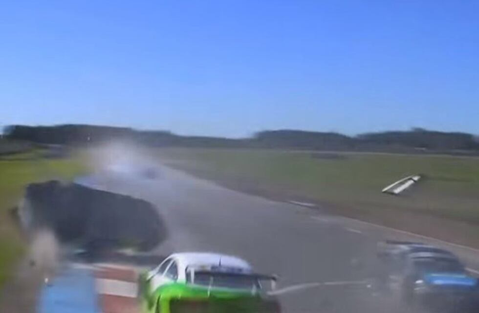 Top Race en Rosario: un piloto salió ileso tras volcar en la largada de la segunda categoría