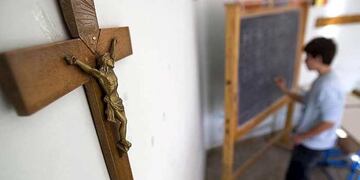 Deberán removerse crucifijos de escuelas públicas