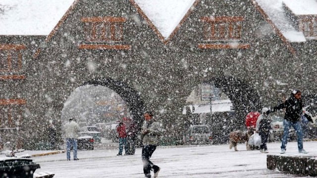 DYN05, RIO NEGRO 02/07/12, GRANDES NEVADAS EN BARILOCHE ASEGURAN LA TEMPORADA INVERNAL FOTO.DYN/DIARIO RIO NEGRO  bariloche  mal tiempo nevadas en la ciudad de bariloche nieve heladas nevada en el centro civico turismo turistas bajo la nieve