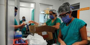 Health workers prepare material at an intensive care unit of the Central Hospital in Mendoza, Argentina, on November 6, 2020, amid the new coronavirus pandemic\u002E - In the Central Hospital of the Argentinean city of Mendoza there is some relief for the recent decline in cases of covid-19, but those responsible are not confident and try to prepare for a possible second wave, as is currently happening in Europe\u002E (Photo by Andres Larrovere / AFP)