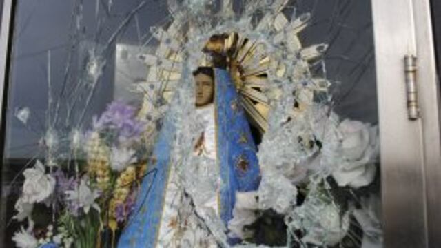 islas malvinas vandalismo cementerio soldados argentinos caidos en combate virgenrnrnIn this picture released by the  Commission of Families of Fallen Soldiers, an image of the Virgin Mary sits behind shattered glass in a cemetery that holds the remains o