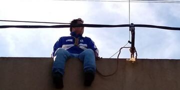 Un hombre se colgó con una soga para protestar por su despido\u002E (Reconquista Hoy)