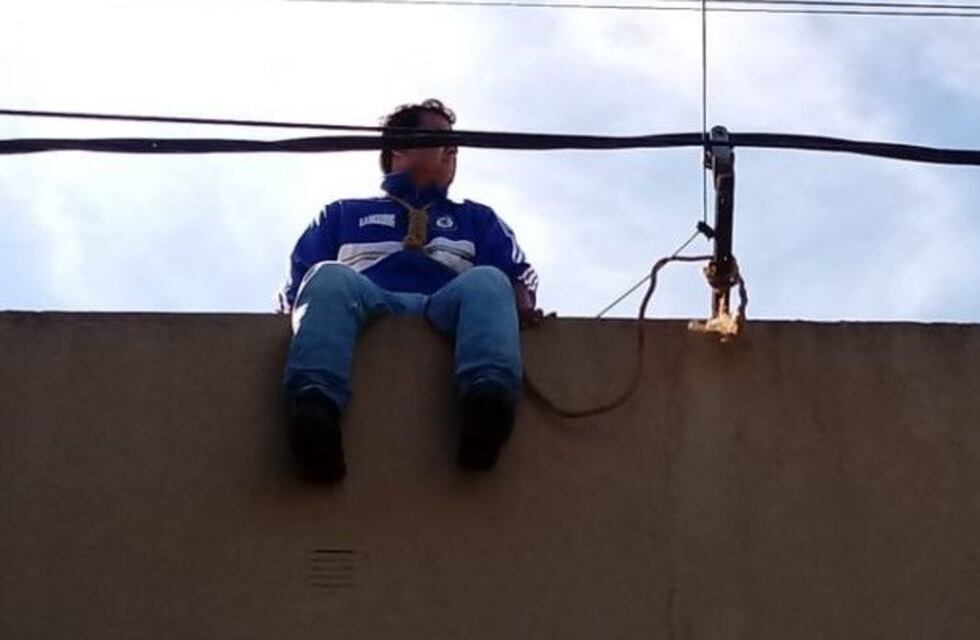 Con una soga en el techo de la Municipalidad protestó para pedir su reincorporación