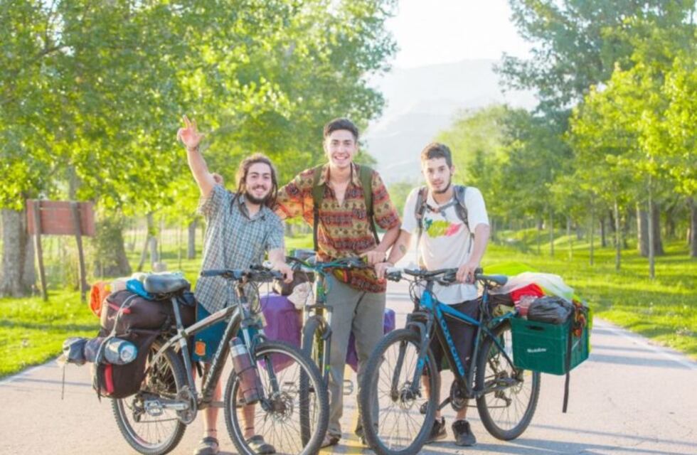 Tres mendocinos recorren las rutas puntanas en bicicleta