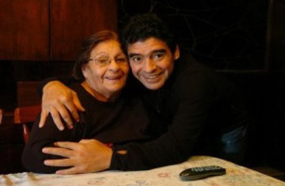 Maradona y el fútbol argentino saludaron a las madres en su día