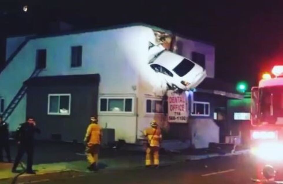 Insólito: Un hombre chocó su auto contra el segundo piso de un edificio