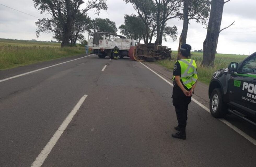 Camionero chocó, volcó y murió sobre la vieja Ruta 9