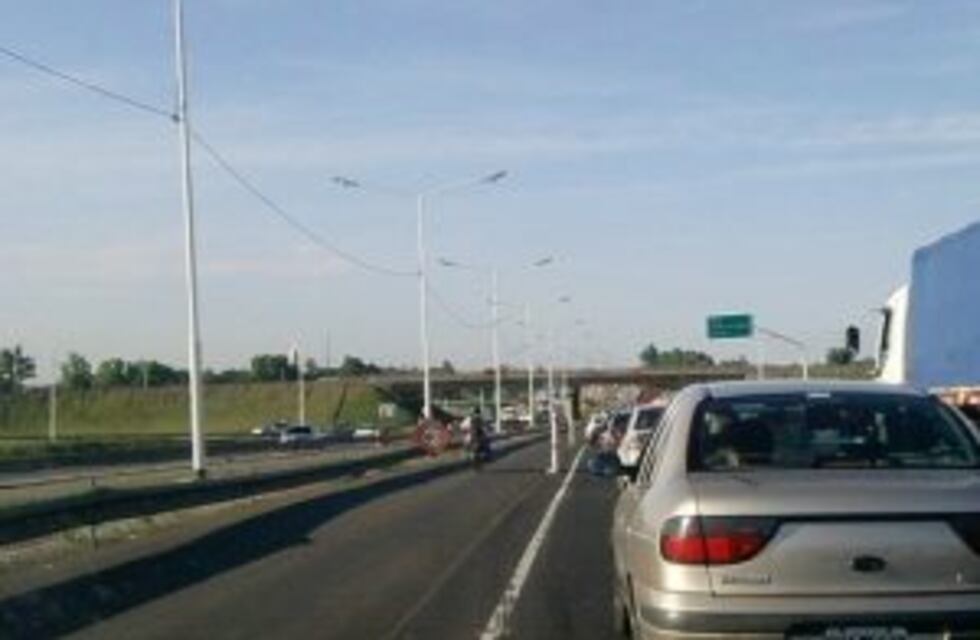 Cuatro jóvenes armados asaltaron a una automovilista en la Autopista a Buenos Aires