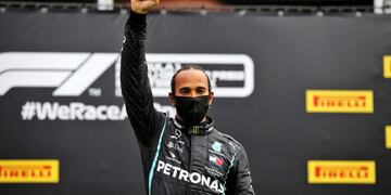 Spielberg (Austria), 12/07/2020\u002E- A handout photo made available by the FIA shows British Formula One driver Lewis Hamilton of Mercedes AMG GP celebrates on the podium after winning the Formula One Grand Prix of Styria in Spielberg, Austria, 12 July 2020\u002E (Fórmula Uno) EFE/EPA/FIA/F1 HANDOUT SHUTTERSTOCK OUT HANDOUT EDITORIAL USE ONLY/NO SALES *** Local Caption *** SPIELBERG, AUSTRIA - JULY 09: Daniel Ricciardo of Australia and Renault Sport F1 and Esteban Ocon of France and Renault Sport F1 talk in the Drivers Press Conference during previews for the F1 Grand Prix of Styria at Red Bull Ring on July 09, 2020 in Spielberg, Austria\u002E (Photo by Bryn Lennon/Getty Images)