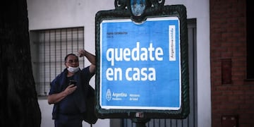 AME4653\u002E BUENOS AIRES (ARGENTINA), 22/04/2020\u002E- Un hombre espera frente a un cartel con un mensaje del gobierno argentino para pedir que la gente cumpla la cuarentena este miércoles, durante el aislamiento obligatorio, en Buenos Aires (Argentina)\u002E EFE/ Juan Ignacio Roncoroni