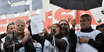 DYN30, BUENOS AIRES 10/04/17, DOCENTES REALIZAN ABRAZO A LA ESCUELA ITINERANTE EN LA PLAZA DE LOS DOS CONGRESOS.FOTO:DYN/TONY GOMEZ