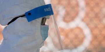Boston (United States), 15/10/2020\u002E- Melissa Leaston, Director of Nursing at the Whittier Street Health Center, wears personal protective equipment including a face shield as she administers Coronavirus tests at a pop up testing center in Boston, Massachusetts, USA, 15 October 2020\u002E The recent rise in cases has prompted Boston's Mayor Marty Walsh to provide more testing sites for residents\u002E (Estados Unidos) EFE/EPA/CJ GUNTHER