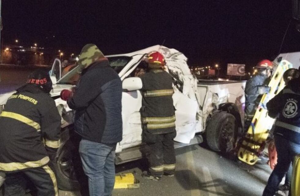 Un hombre quedó atrapado en su vehículo luego de chocar con un camión