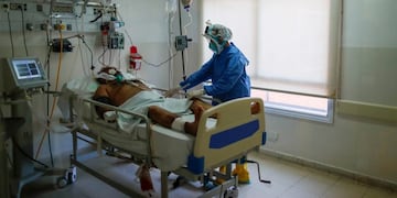 A health care worker attends to a coronavirus disease (COVID-19) patient, in an intensive care unit (ICU), at the Dr\u002E Alberto Antranik Eurnekian hospital, in Ezeiza, on the outskirts of Buenos Aires, Argentina August 21, 2020\u002E REUTERS/Agustin Marcarian casos del dia camas terapia intensiva