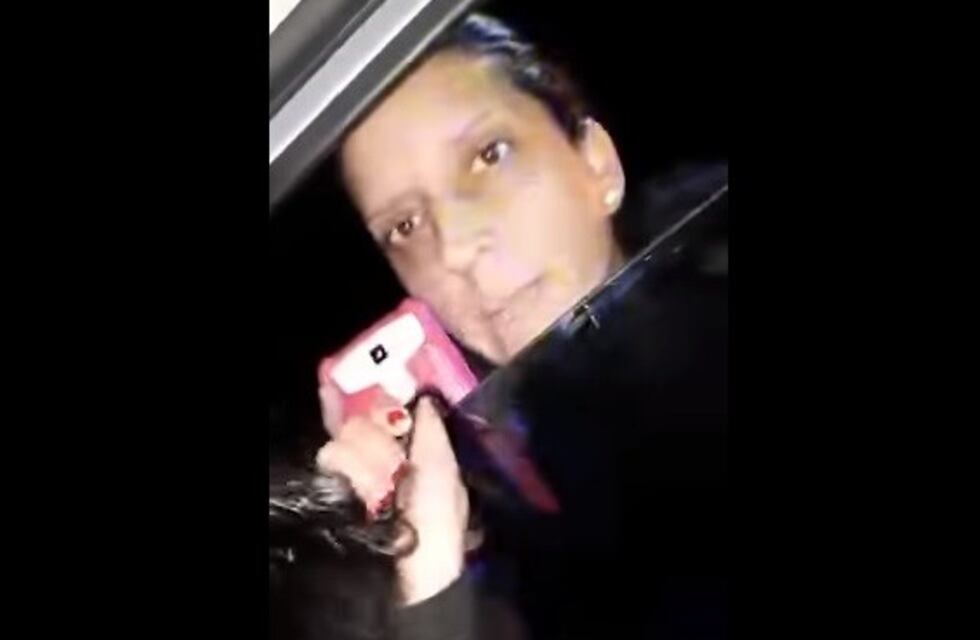 Filmaron a mujer policía cuando tomó de los pelos a un acompañante de un conductor