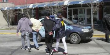 Momento en que arrestan a los gendarmes\u002E