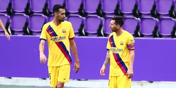 Soccer Football - La Liga Santander - Real Valladolid v FC Barcelona - Estadio Jose Zorrilla, Valladolid, Spain - July 11, 2020 Barcelona's Lionel Messi with Sergio Busquets, as play resumes behind closed doors following the outbreak of the coronavirus disease (COVID-19) REUTERS/Sergio Perez