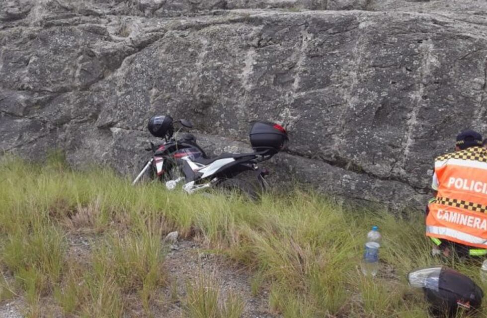 Conductor de moto impactó contra unas piedras en las Altas Cumbres