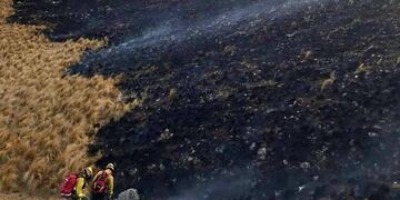Incendio forestal en capilla del Monte\u002E (Foto: Bomberos Voluntarios de Cosquín)\u002E