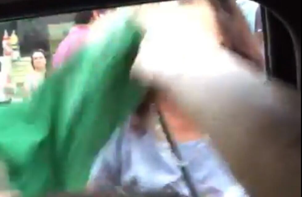 Un grupo de feministas escrachó a Claudio Poggi durante su visita en Villa Mercedes