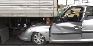 Bomberos rescataron a un conductor y su hijo que quedaron atrapados dentro de un auto que se incrustó debajo de un camión en el kilómetro 14 de la autopista a Buenos Aires\u002E (Captura de TV)
