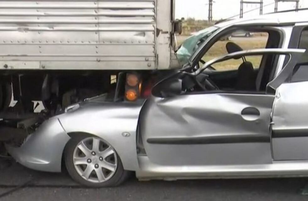 Auto se metió debajo de un camión y el conductor quedó atrapado en la autopista a Buenos Aires