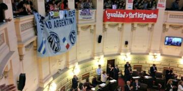 Organizaciones sociales y polu00edticas pidieron la sanciu00f3n de la ley de paridad de gu00e9nero en la Legislatura de Santa Fe.