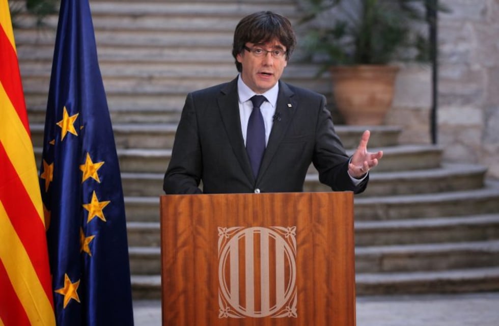 Crisis en Cataluña: Puigdemont llamó a resistir pacíficamente la intervención