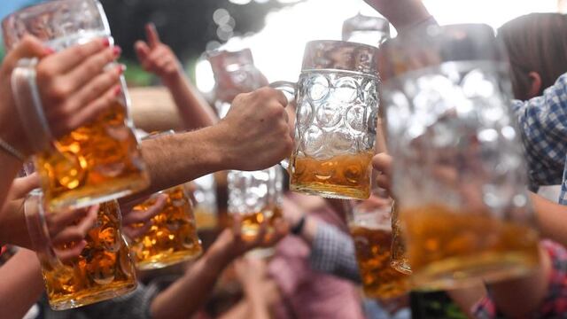 Visitors of the Oktoberfest beer festival clink their beer glasses on September 24, 2017 at the Theresienwiese fair grounds in Munich, southern Germany\u002E\r\nThe World's largest beer festival takes place until October 3, 2017\u002E / AFP PHOTO / dpa / Tobias Hase / Germany OUT alemania festival Oktoberfest de la cerveza tradicional festival de las cervezas chop de cerveza chops