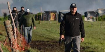 Sergio Berni, ministro de Seguridad bonaerense, encabeza el desalojo de las tomas de tierra en Guernica\u002E (Clarín)